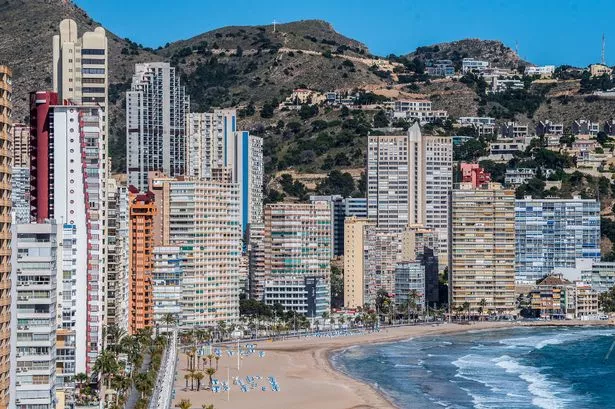 Las torres de apartamentos se sientan a lo largo del paseo de la playa de Playa de Levante en Benidorm, España