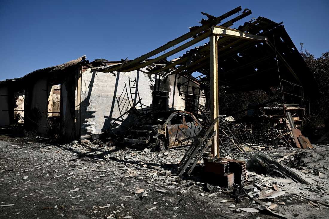 Esta fotografía muestra el edificio de una empresa de pintura destruido por un incendio forestal en un parque empresarial en Biscarrosse, suroeste de Francia, el 28 de julio de 2026.