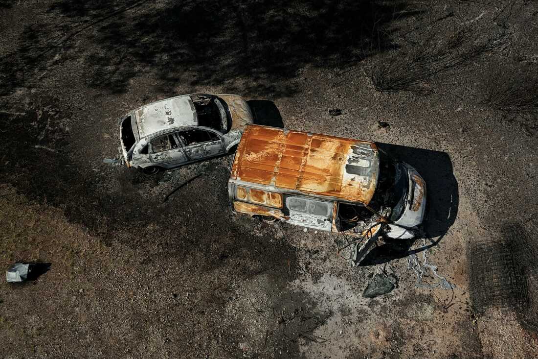 Esta fotografía aérea muestra locales quemados y vehículos destruidos por un incendio forestal en un parque empresarial en Biscarrosse, suroeste de Francia, el 28 de julio de 2026.