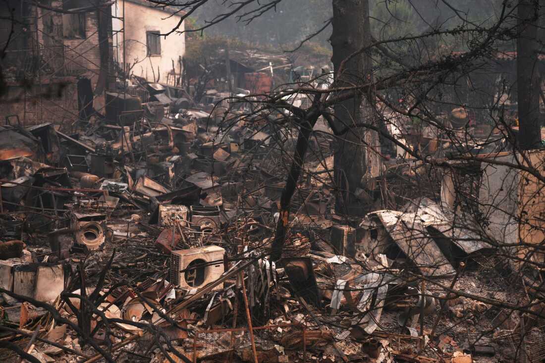 Se fotografía una casa y sus pertenencias destruidas por un incendio forestal mientras el fuego continúa propagándose cerca de Pelayos de la Presa, provincia de Madrid, España, el martes 28 de julio de 2026.