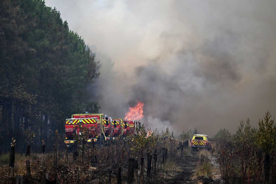 Los bomberos combaten un incendio mientras los incendios forestales arrasan cerca de Le Las, en las afueras de Burdeos, Francia, el lunes 27 de julio de 2026.
