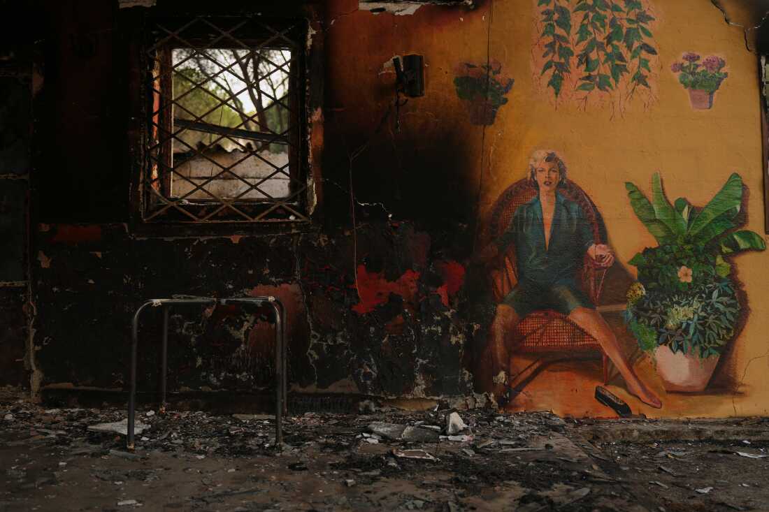Los bungalows de un campamento están carbonizados después de que fuera devastado por un incendio forestal en Pelayos de la Presa, provincia de Madrid, España, el lunes 27 de julio de 2026.